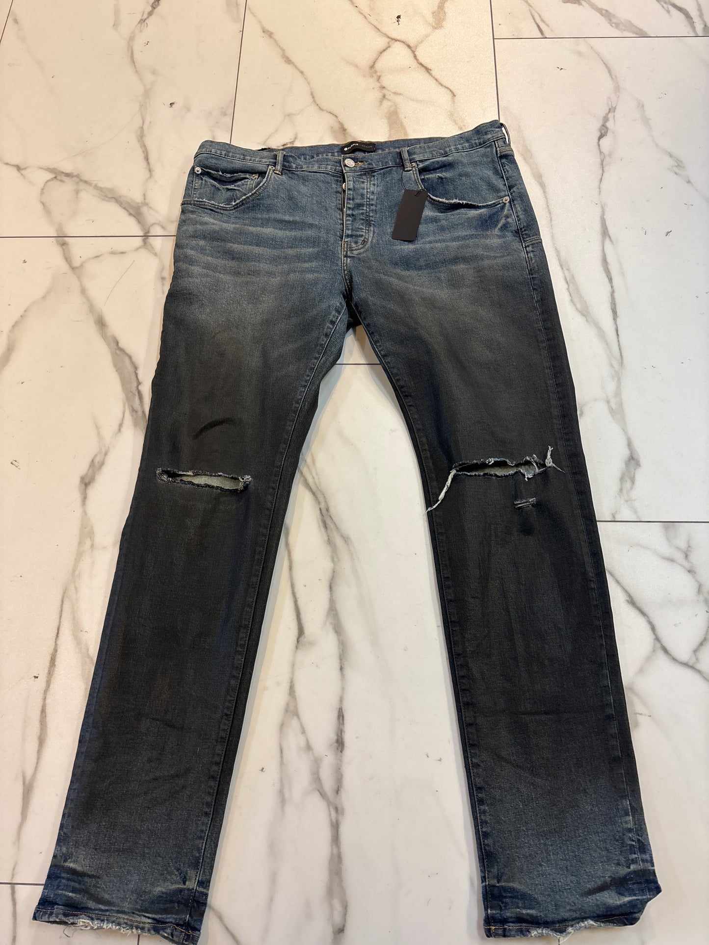 Used purple Jean w back tag both knees ripped