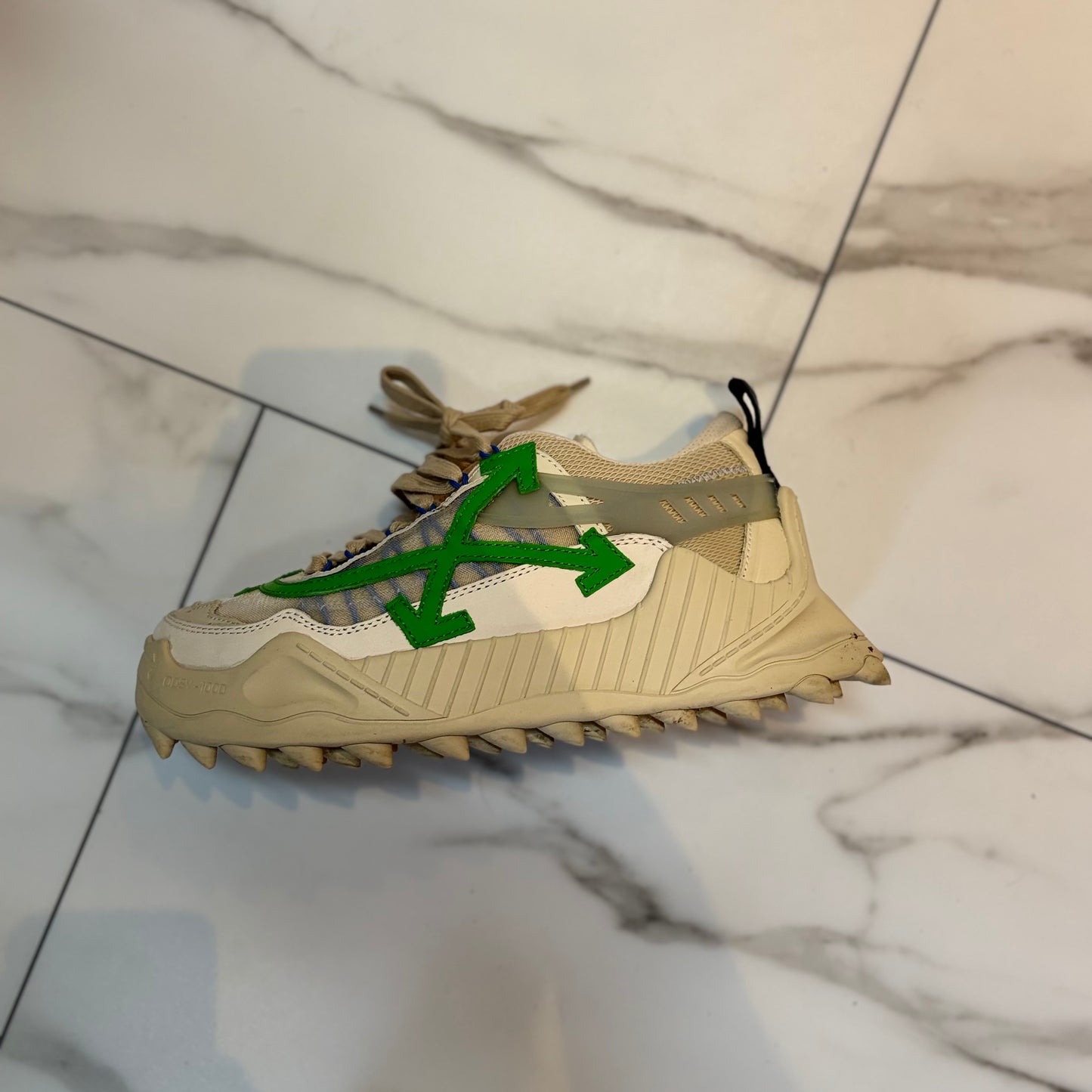 Cream/white off-white