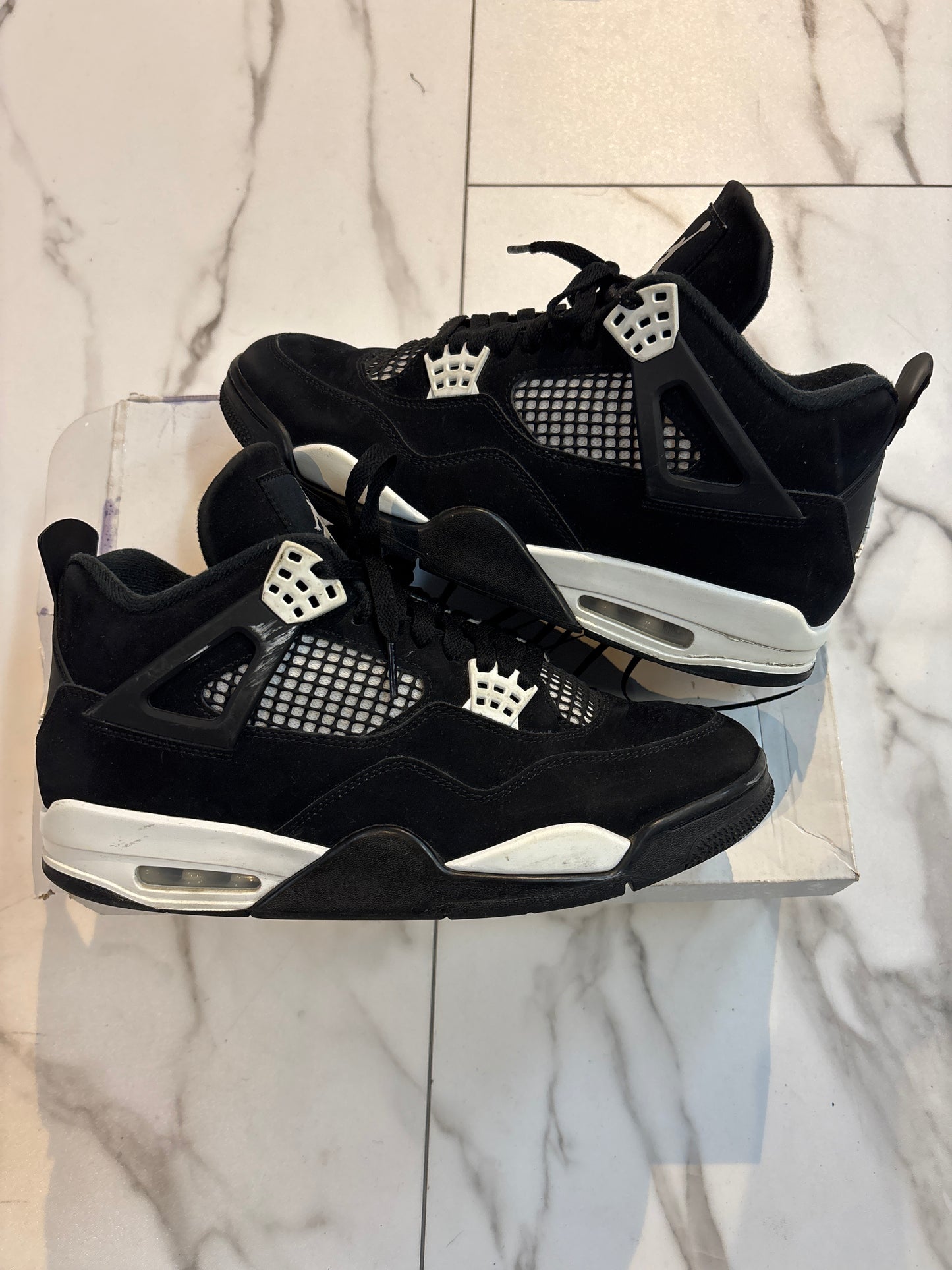 Jordan 4 white thunder