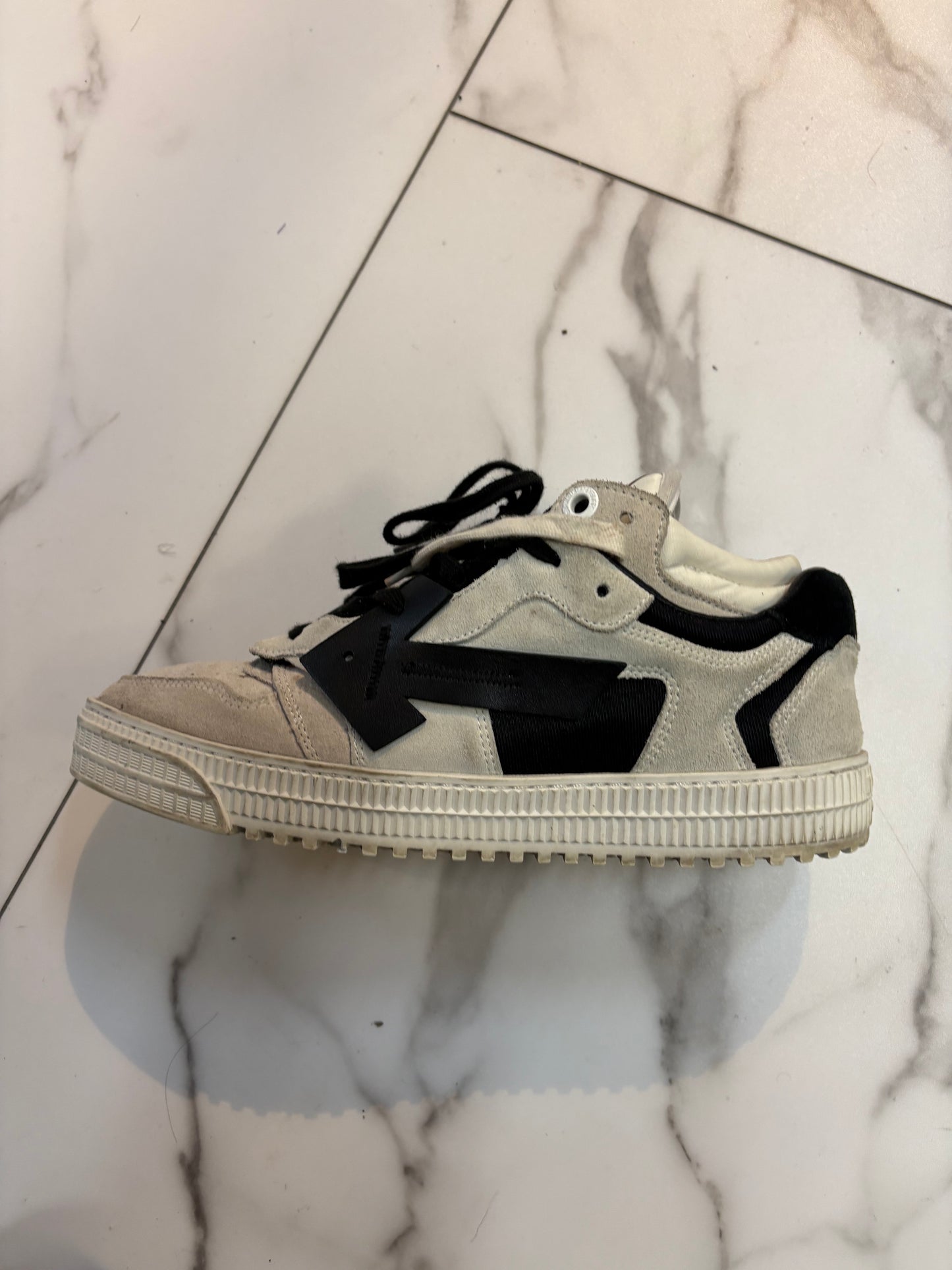 Off White Black n White no box
