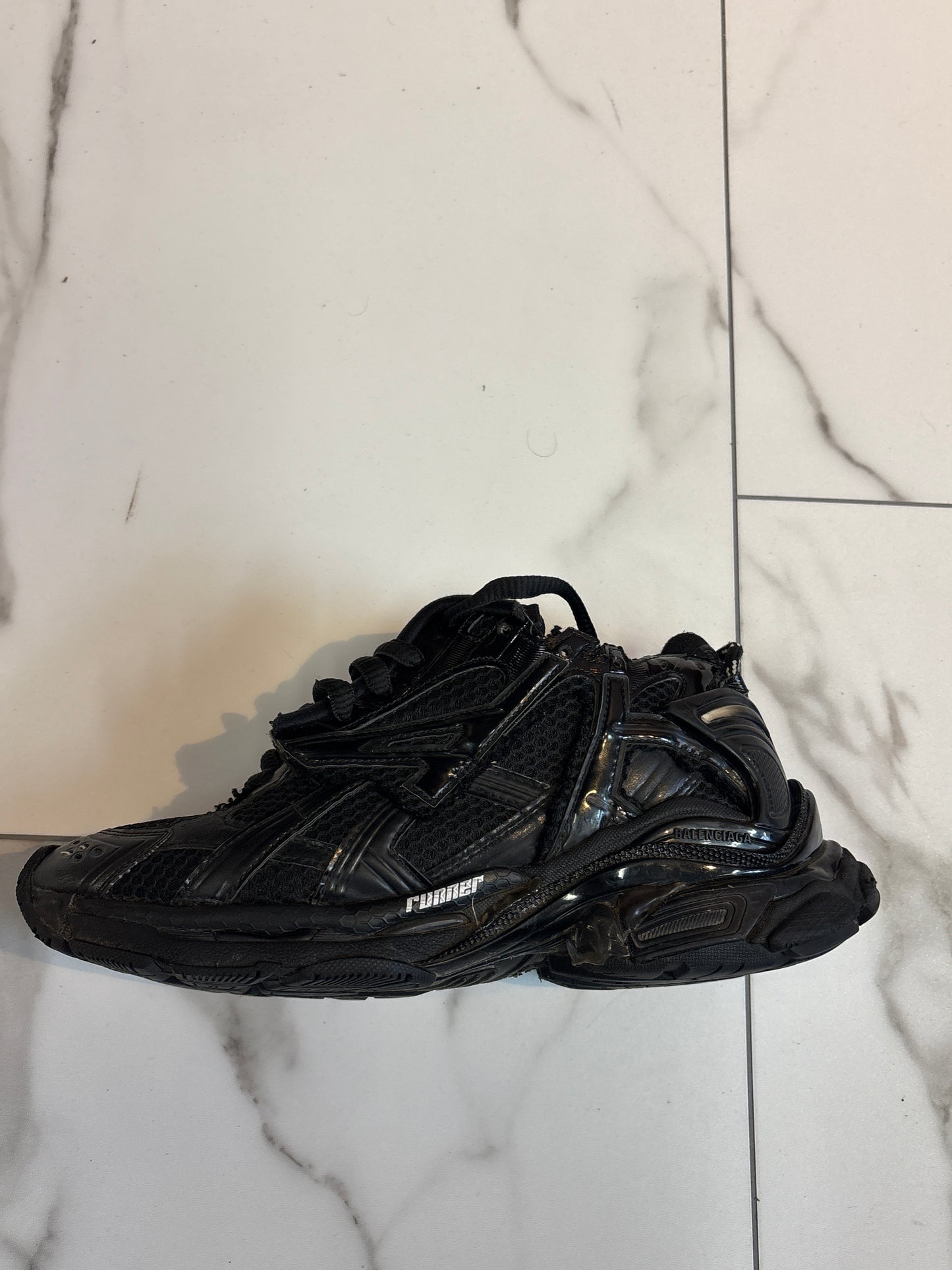 Balenciaga Runner Triple Black Used